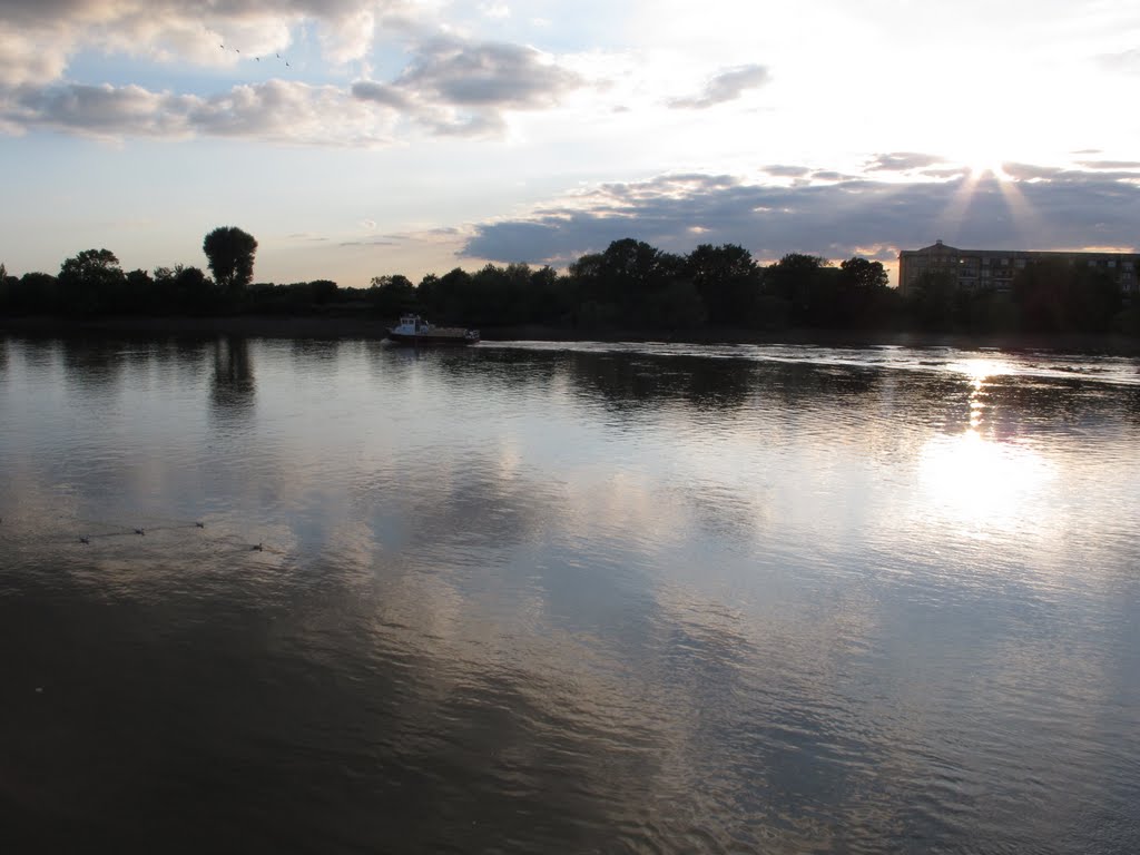 Dusk on the Thames. by tideout1