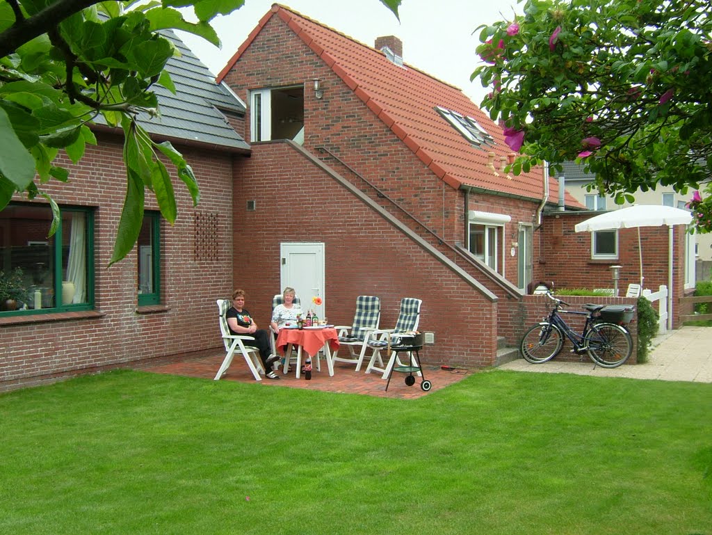 Www.ferien-auf-borkum.de Die Grillterrasse für die Gäste by Ferienhaus Düneneck