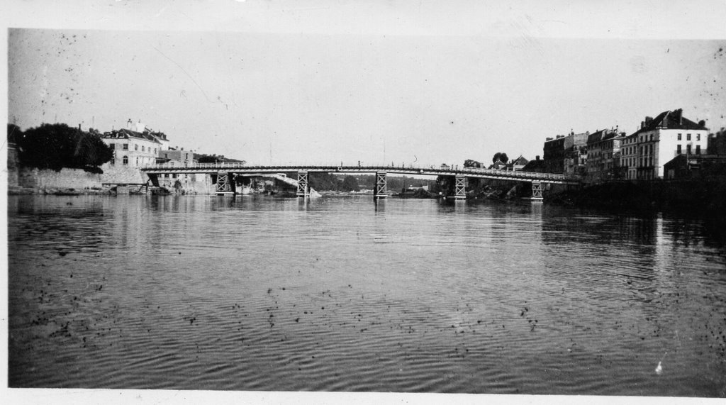 La Seine, le pont détruit et la passerelle en bois après la guerre by papidan