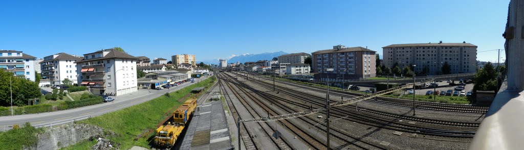 Vue sur la gare de Renens depuis le pont de l'Avenir by general's photographs