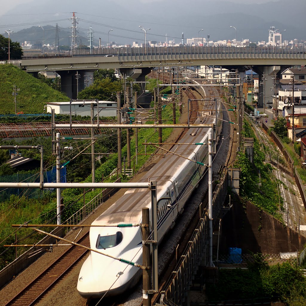 16 cars of the Shinkansen series N700 (August 2011) by taoy (keep Panoramio)