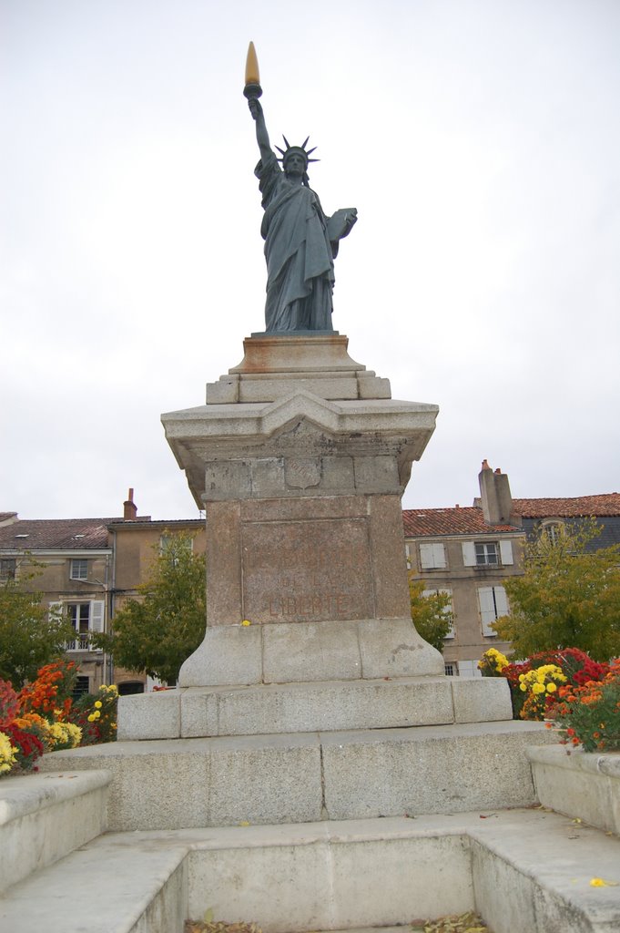 Statue de la Liberté, place de la Liberté by fredki