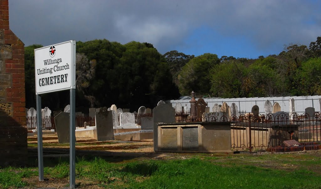 Uniting Church Cemetery: NW aspect by Phaedrus Fleurieu