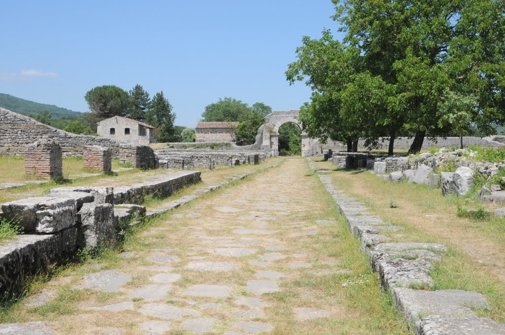 Italië - Sepino-Contrada Atilla with the Porto Bojano by Ben de Graaf Bierbrauwer