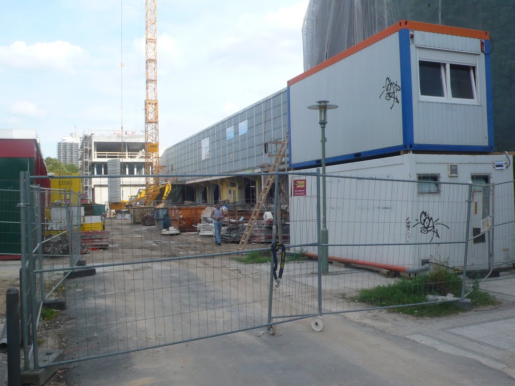 August 2011, Einkaufszentrum Wutzkyallee wird komplett erneuert! by Klaus61