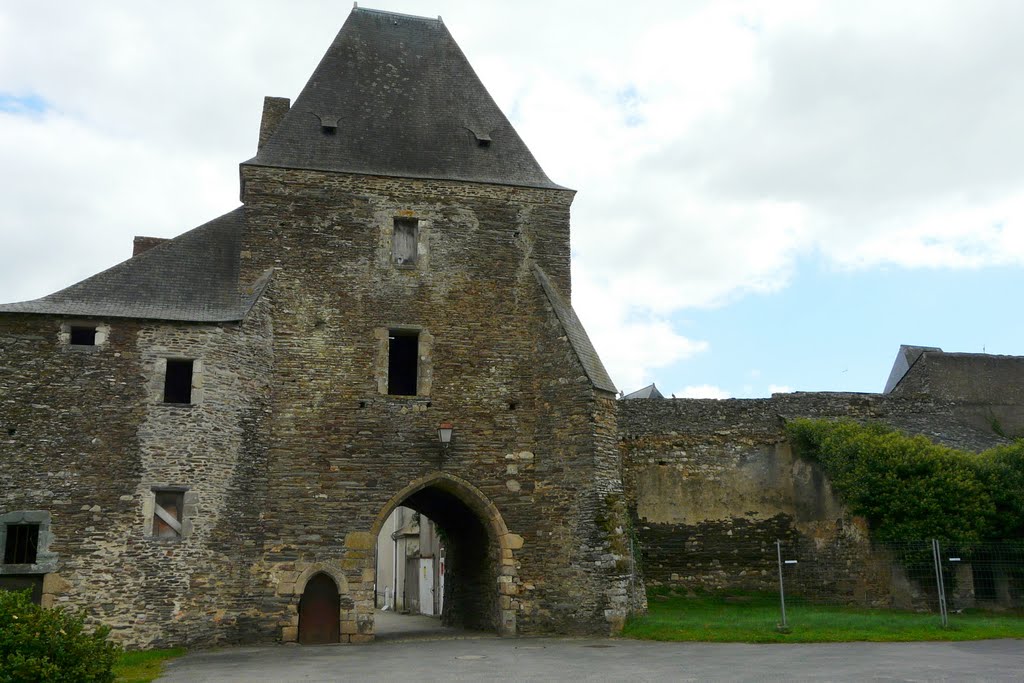 Pouancé, la tour porche, XVème, vue de la cour du château by tofil44