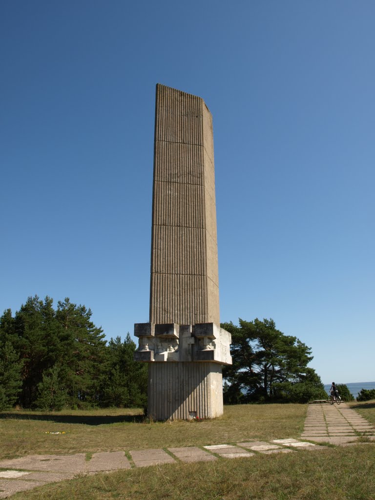 Soviet War memorial near Tehumardi by ceesmes