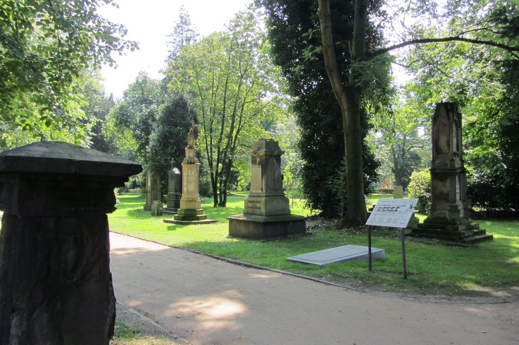 Historischer Friedhof Golzheim by Bernd Bruns