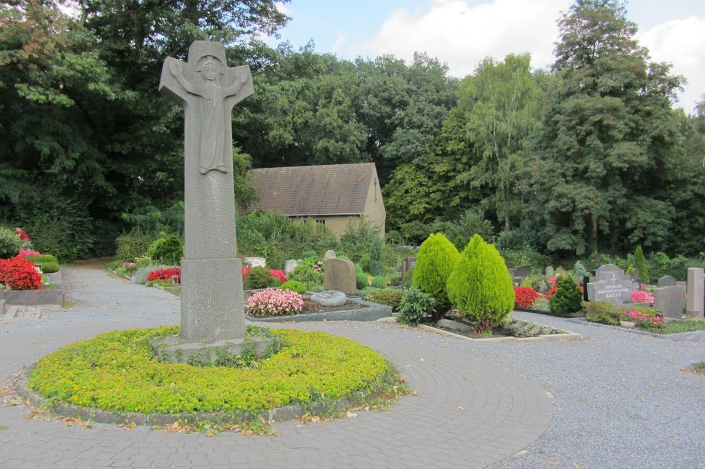 Friedhofskreuz, kath. Friedhof Unterbach by Bernd Bruns