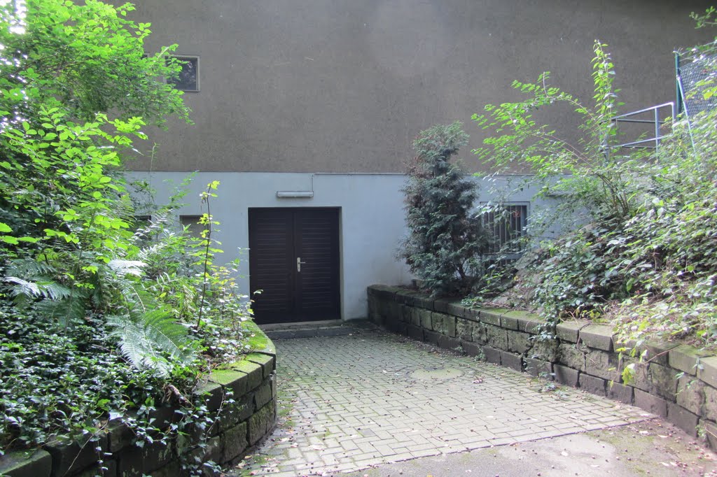 Kapelle, kath. und städt. Friedhof Unterbach, Leichenanlieferung by Bernd Bruns