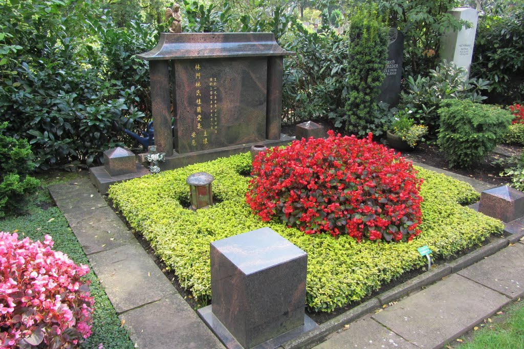 Japanisches Grab auf dem Friedhof, Unterbach by Bernd Bruns