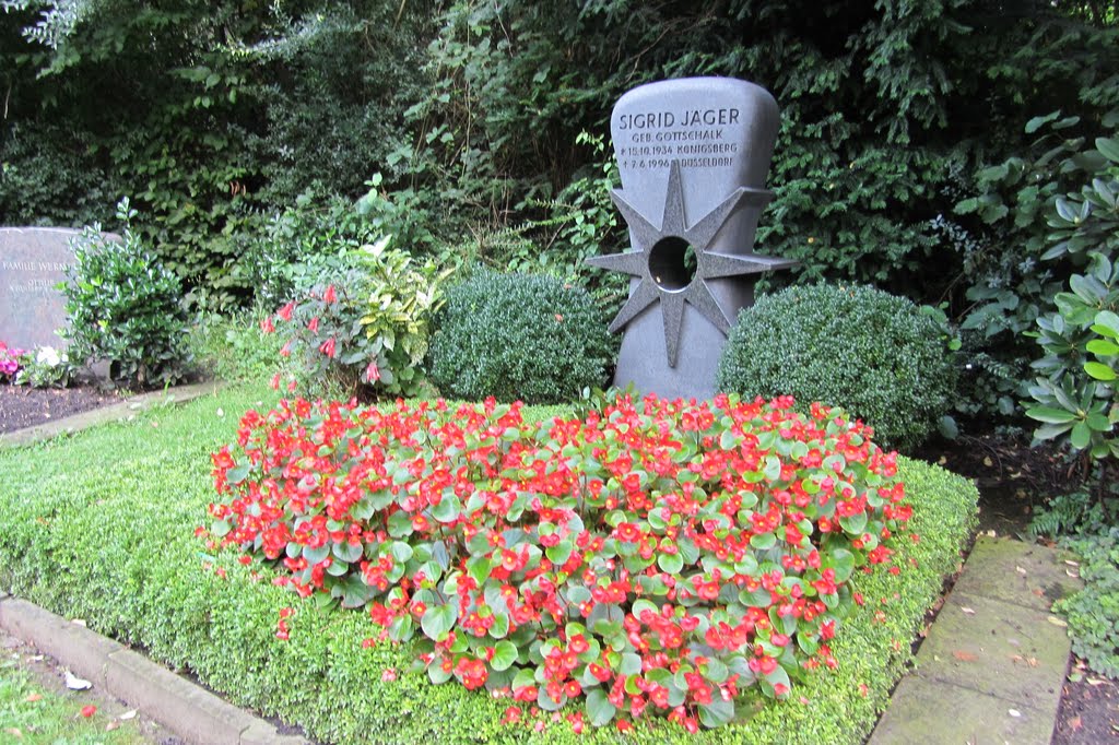 Familiengrab auf dem städt. Friedhof, Unterbach by Bernd Bruns