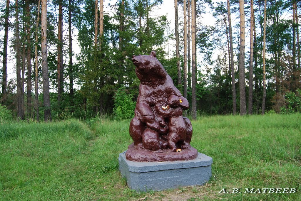 Скульптура "Медведица с медвежатами" на въезде в Новгородскую область, 03.07.2011 г. by mav1818