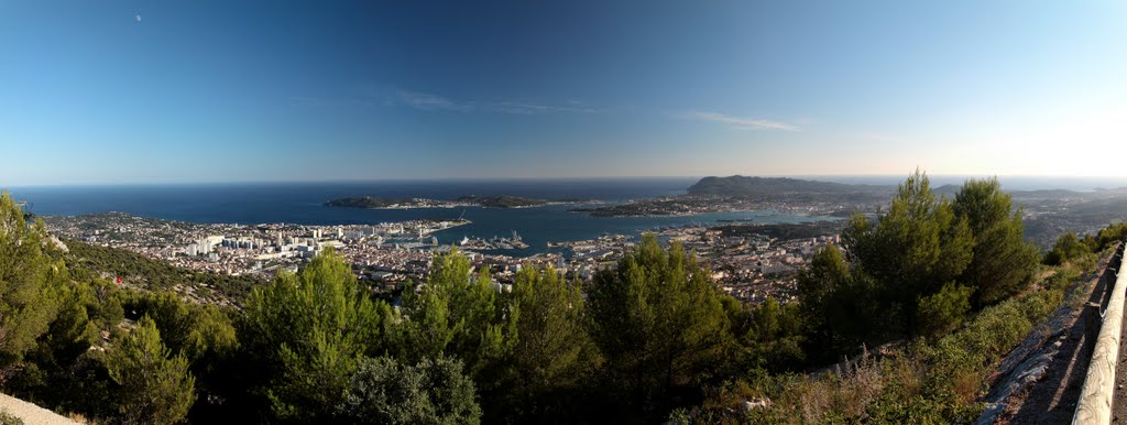 Vue panoramique de Toulon à partir du Mont-Faron - Aug-2011 by MING Sylvain