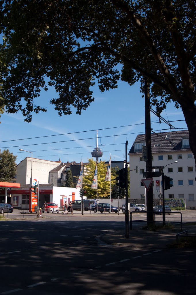 Turm hinter Tankstelle by Nebelfechter