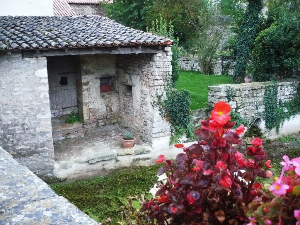 Exoudun Deux-Sèvres : (un vieux lavoir) . by Bernard817