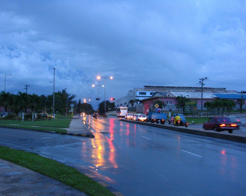 Avenida de Boyeros, frente a la Terminal 1 José Martí, de vuelos nacionales, la Habana, Cuba. by MayteMoya