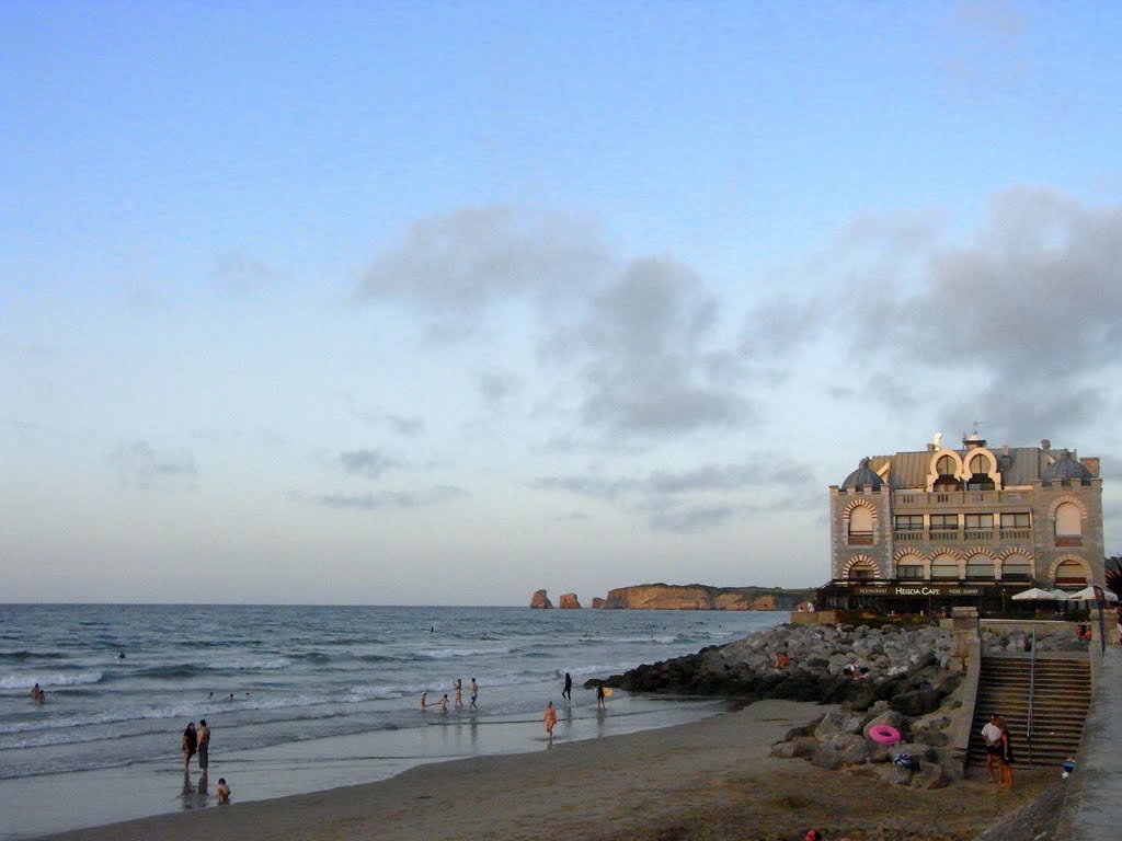 Edificio sobre el mar y las rocas gemelas en el final (Hendaya)- Building "Sur Le Mer" and the twin rocks - Hendaya - by ESTITXU