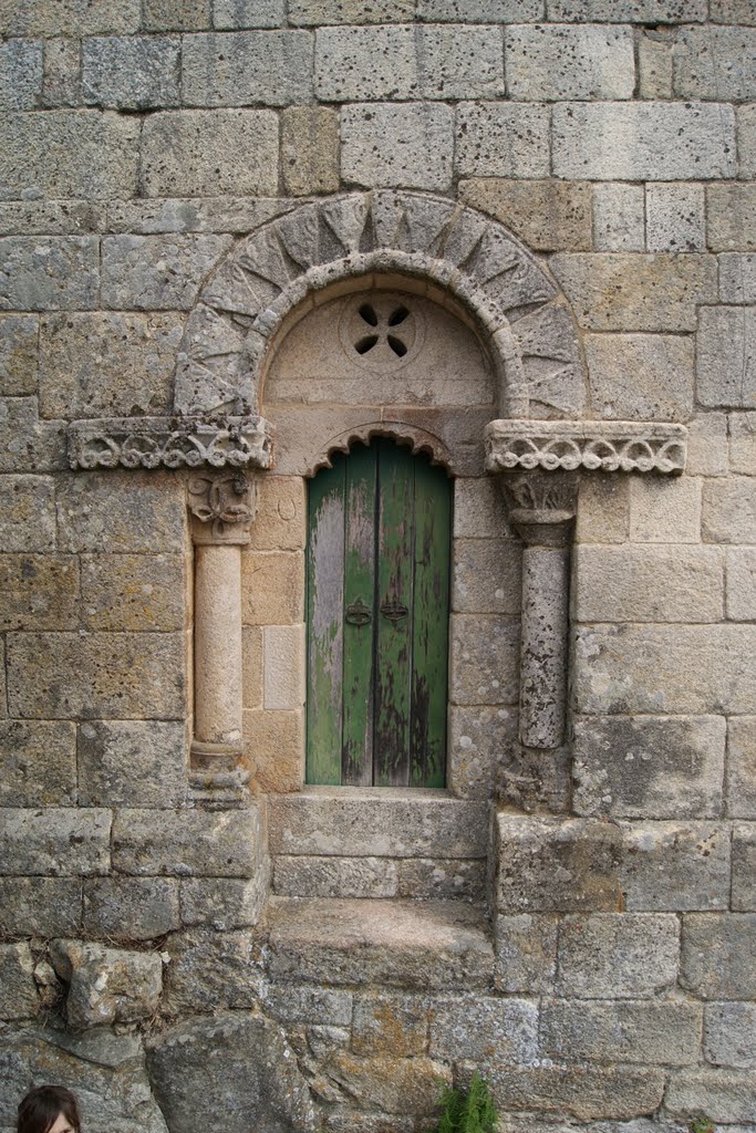 LAVANDEIRA - Lavandeira - PORTA DA FACHADA SUL DA IGREJA DE S. SALVADOR by LUÍS A. D. LIBERAL