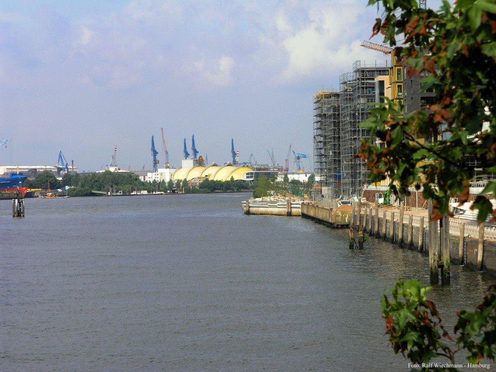 Blick von den Marco Polo Terrassen auf die Elbe by fotorwh