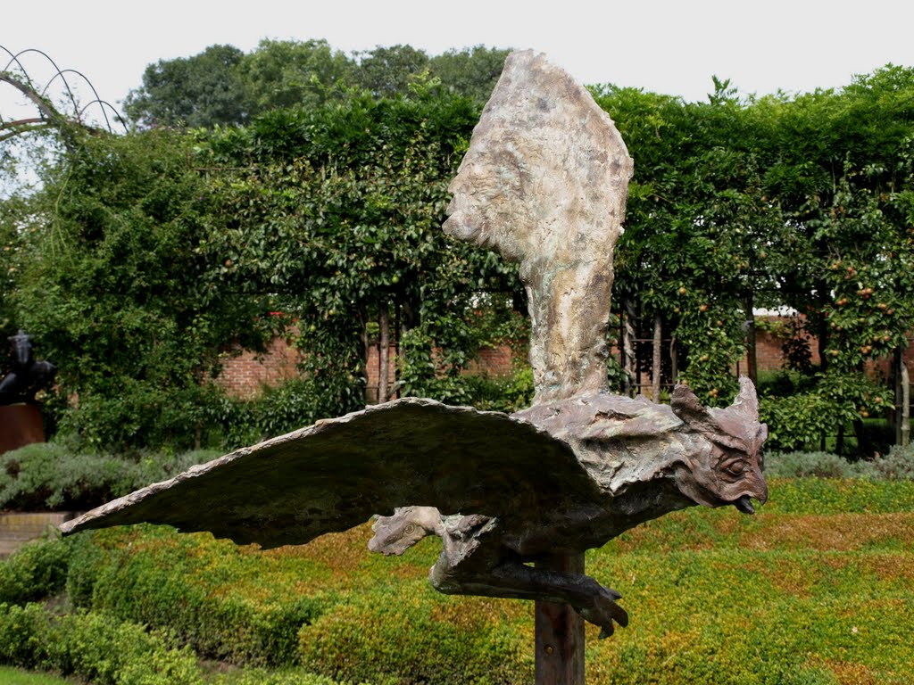 Jos Dirix met "Hunting Owl" in Museum voor Figuratieve Kunst "de Buitenplaats" in Eelde. by Hans R van der Woude