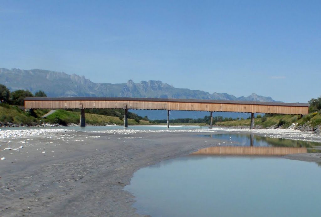 Renovierte Velo- und Fussgängerbrücke by milesi