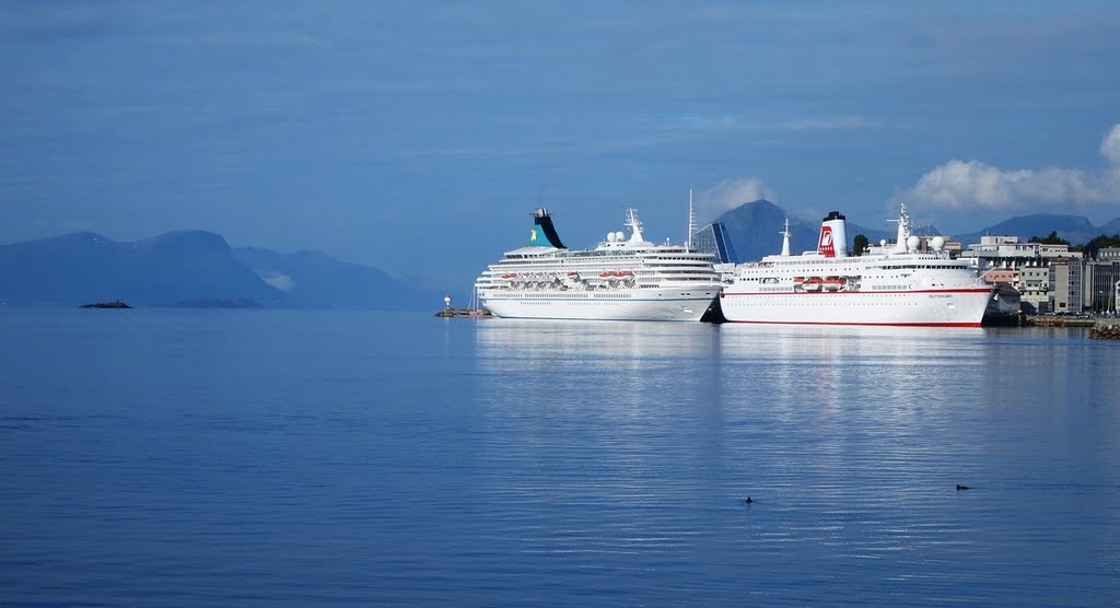 Deutchland og Artania på Molde besøk by Bjørn Fransgjerde