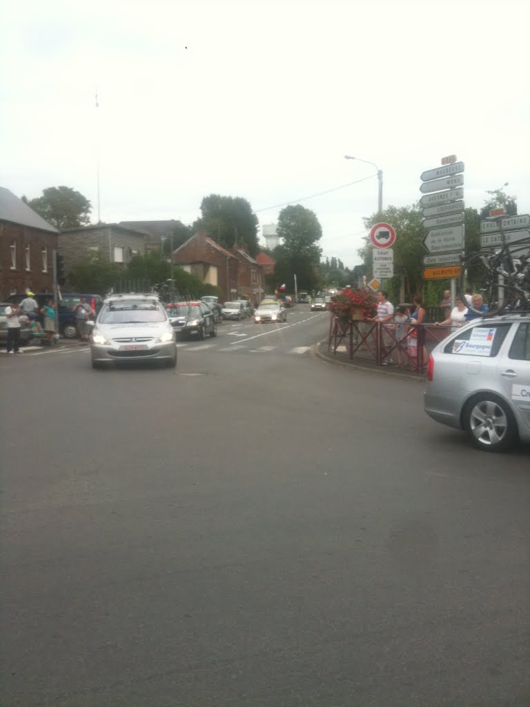 Bavay. Ik word met applaus en gejuich verwelkomd door de hele stad als ik een kwartier voor het peloton van een grote wielrenwedstrijd over het parcours rijd. Geweldig! by velovera