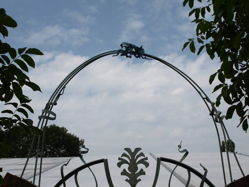 Museum voor Figuratieve Kunst "de Buitenplaats" in Eelde. Hek van Willem Jonker (1920-1993). by Hans R van der Woude