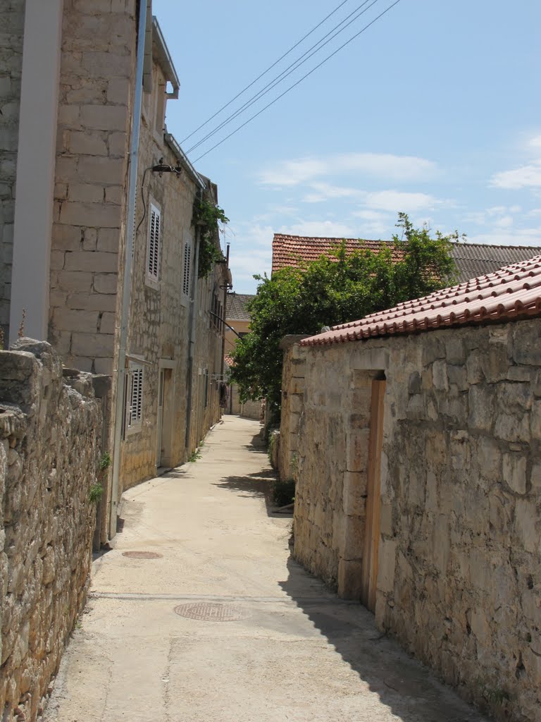 The narrow streets of Sućuraj 08.2011. by klimajajac