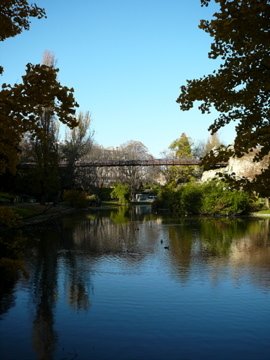 Reflets automnaux sur le lac, au fond la passerelle qui mène à la rotonde by zagreus