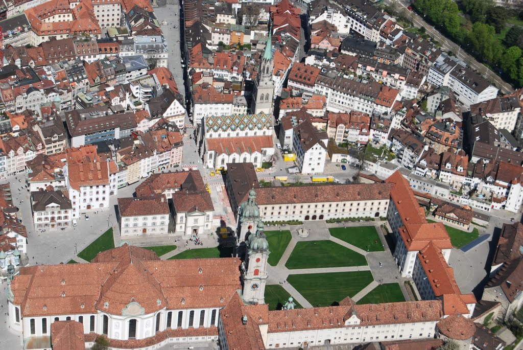 Flug über St. Gallen: Klosterbezirk by herbert_13