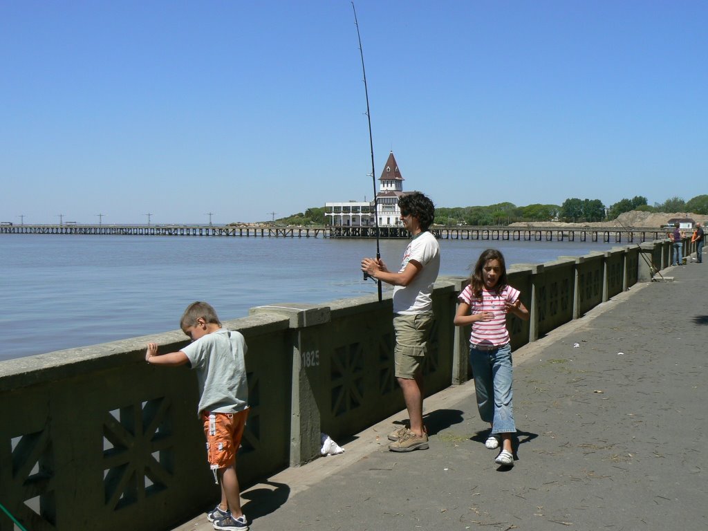 Pesca frente al muelle de pescadores by java_carp