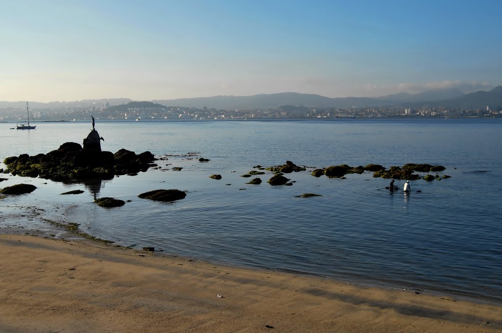 Mariscadoras de la Ría de Vigo al Amanecer by M.Rivas