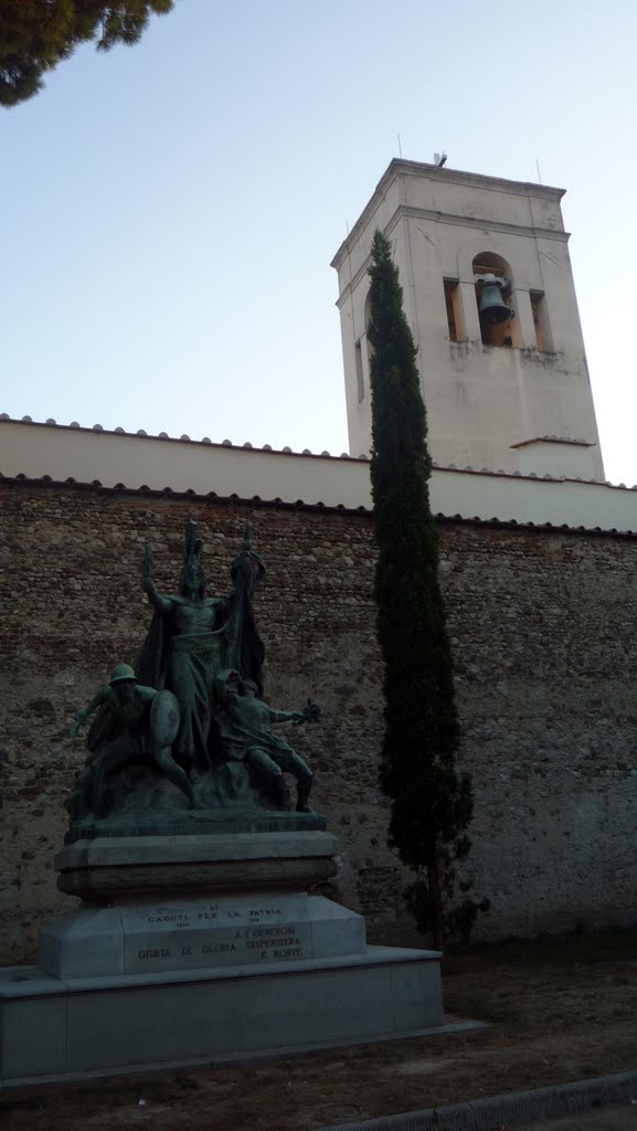 Monumento ai caduti; sullo sfondo le mura e il campanile della Pieve by Debora Iacopini