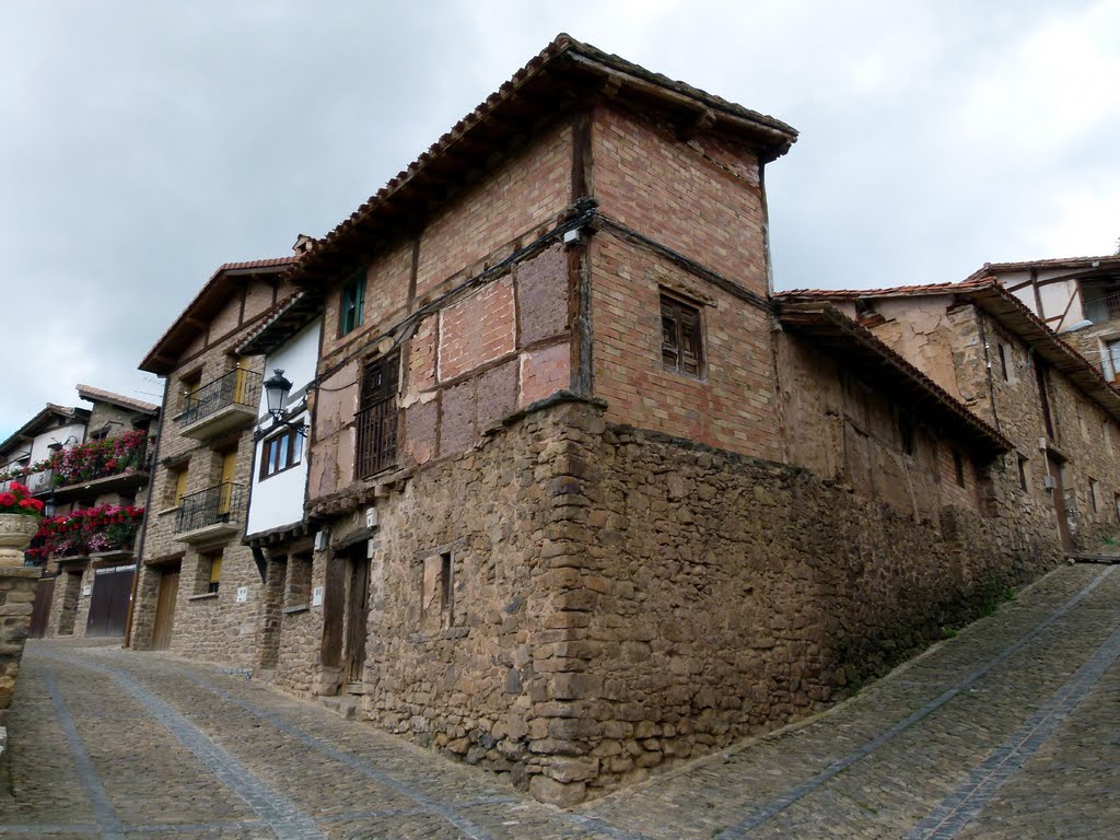 LAGUNA DE CAMEROS (Valle del Leza-Camero Viejo). La Rioja. 2011. 10. Antigua casa de los Larios. by Carlos Sieiro del Nido