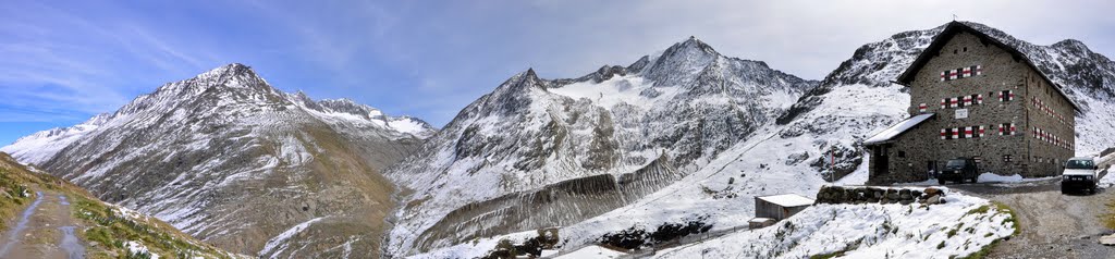 Martin-Busch-Hütte mit Alpenpanorama [2010] by Ralf-Rainer Hoffmann