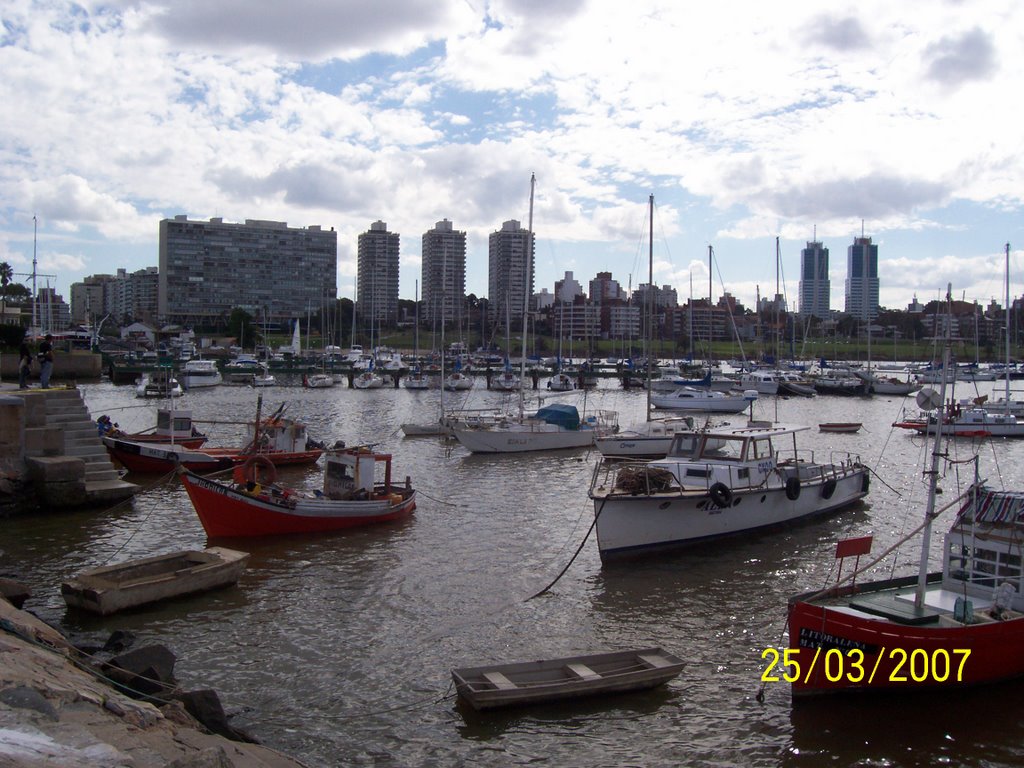 Puerto del buceo by Maximiliano Videla