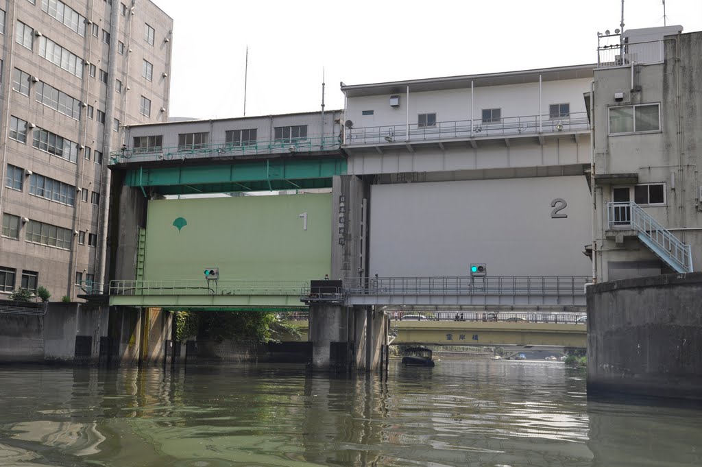 Nihonbashi Floodgate / 日本橋水門 by Kangoo_