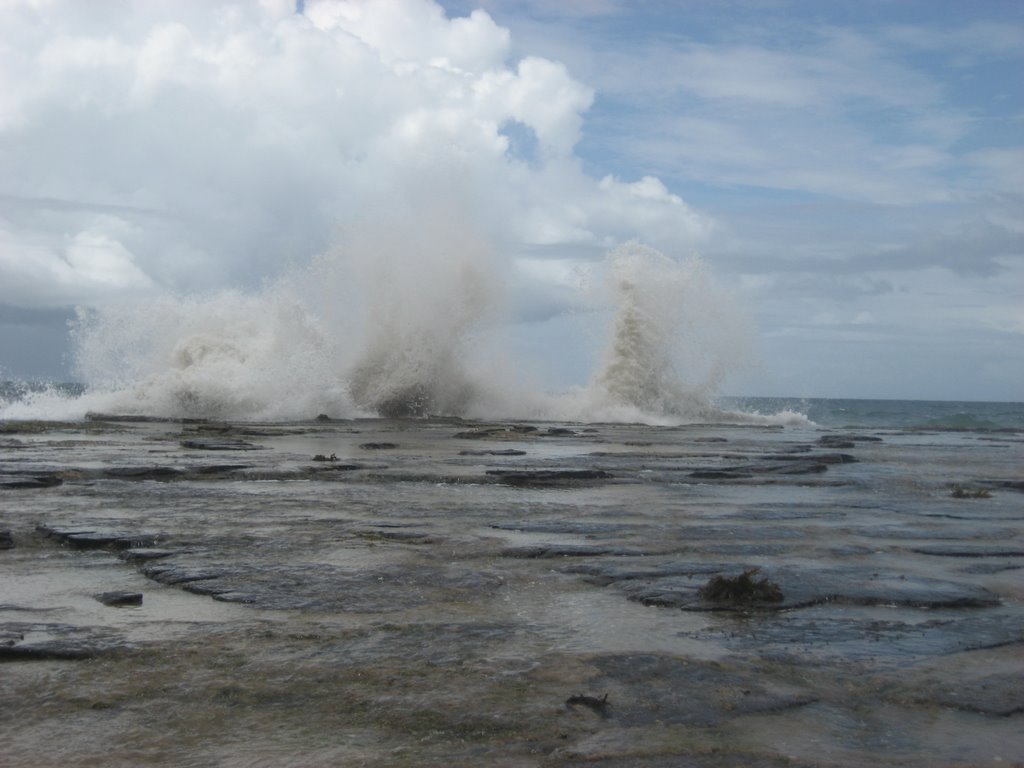 Sydney - Big splash on the rocks by Giancarlo72