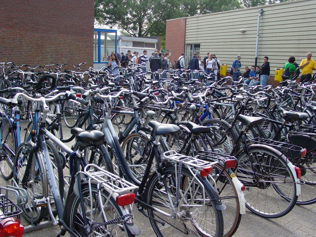 Stalling Noorderpoort College (van Iddekingeweg) by Bewaakte Rijwielstal…