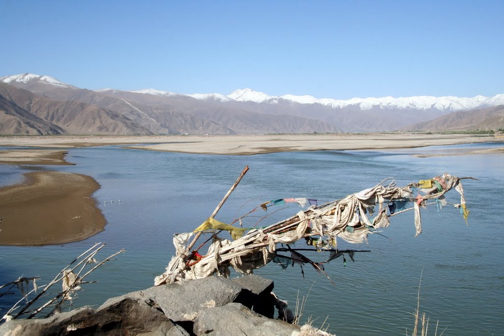 Sur un rocher pour funérailles au bord du Brahmaputra by suila