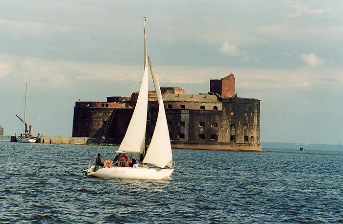 Fort Konstantin. View of Fort Alexander I (Chumnoi). Yach "Arcturus" by anglerfish