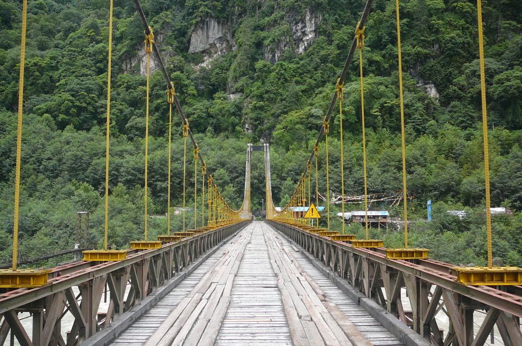 The suspension bridge crossing Parlung Zangbo River by 小西 天