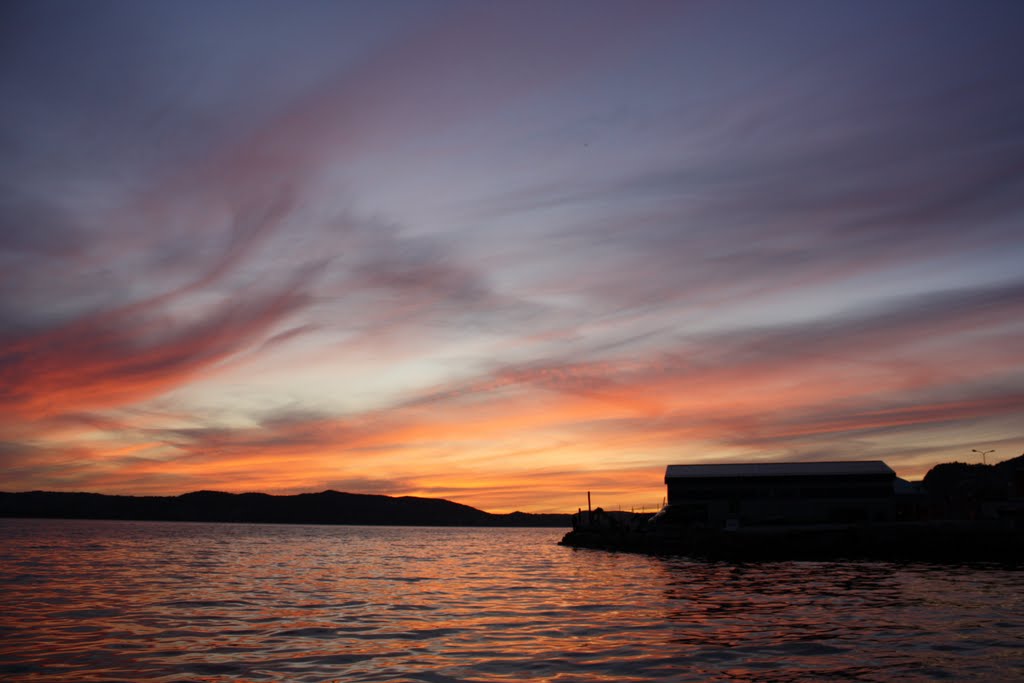 Utsikt mot Askøy i solnedgangen by Mona Lygre