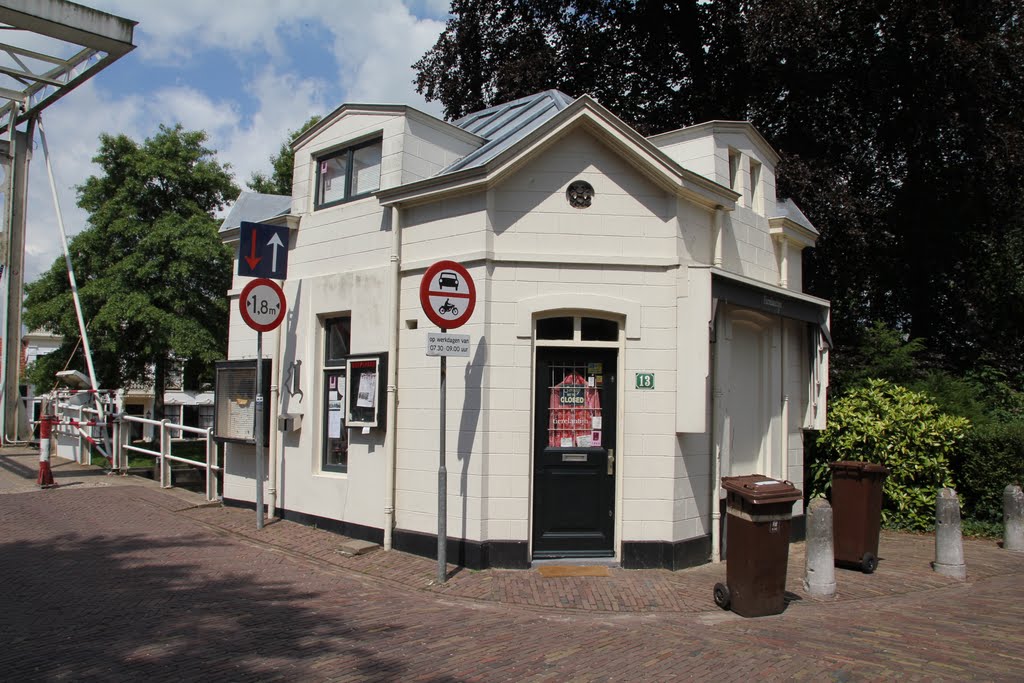 Winkelpandje naast de Brug, Vreeland. by Carl030nl