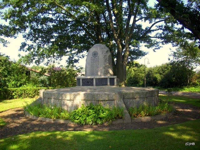 Donnern / Loxstedt, Denkmal: " Nie wieder Krieg!" am Friedhof by Heinz.Bock