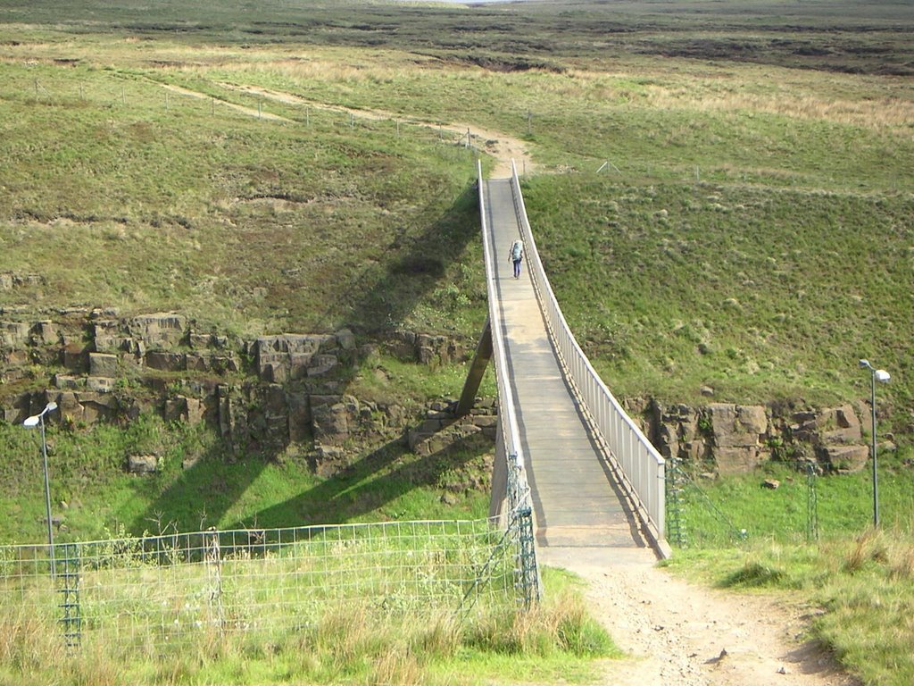 Footbridge ove the M62 - Pennine Way: www.ThePennineWay.org.uk by johndaly