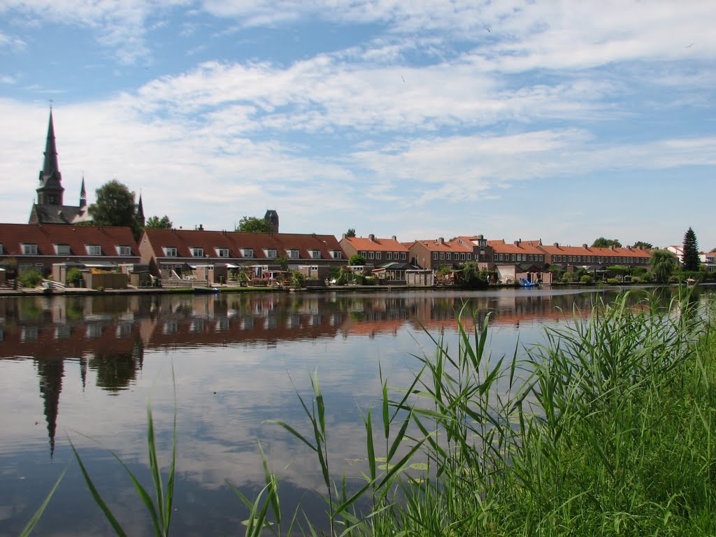 Zicht vanaf de Nieuwe Singel op woningen aan de Lange Burchwal by Piet Guijt