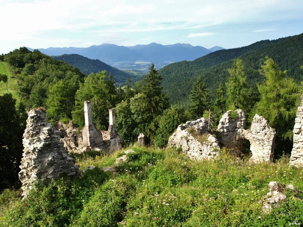 Sklabinský hrad - v pozadí Malá Fatra by < JOKO >